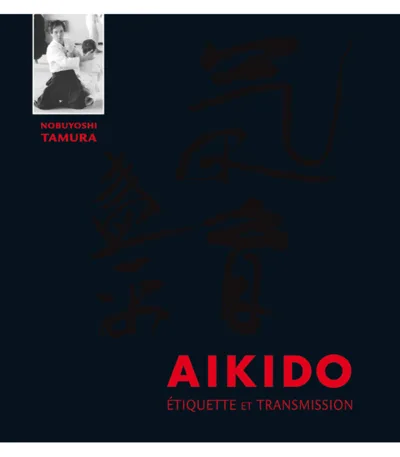 Couverture d’Aïkido – Étiquette et transmission (Budo Éditions) : fond sombre avec une calligraphie, une petite photo de Tamura et le titre en rouge